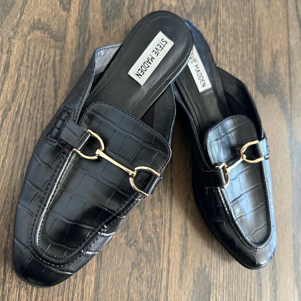 🔔Steve Madden Black Embossed Loafers with Gold Hardware